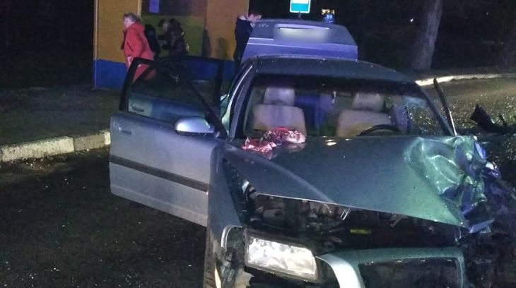 После ДТП в Дзержинском районе одного из водителей зажало в машине