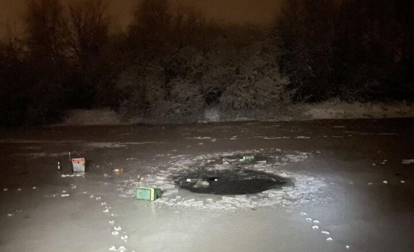В Дзержинском районе на пруду под лед провалились и утонули трое рыбаков