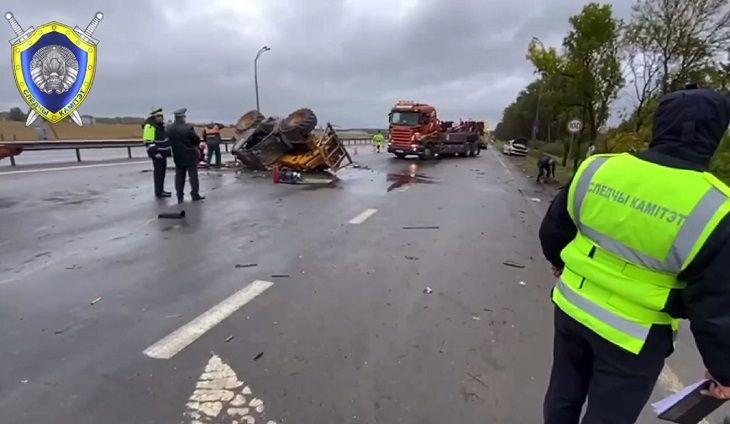 В Беларуси пассажирский автобус столкнулся с погрузчиком и легковушкой: пострадали 15 человек