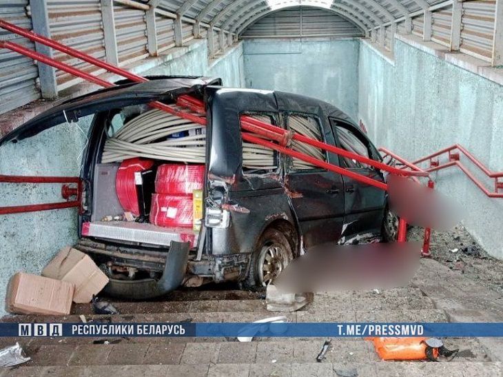 Под Дзержинском автомобиль влетел в подземный переход, погибли две женщины
